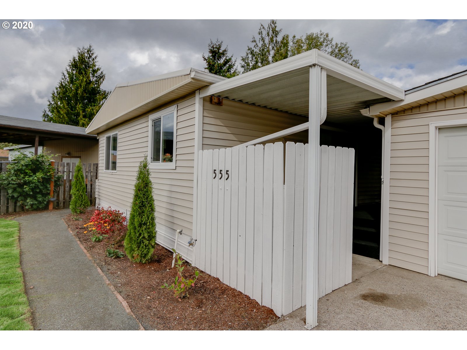 555 South 51st Place Springfield, OR 97478 - Photo 3 of 29