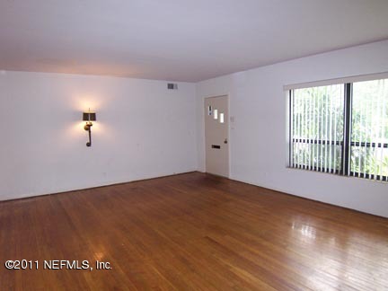 945 Waterman Road North Jacksonville, FL 32207 - Photo 5 of 16 Living room toward front door