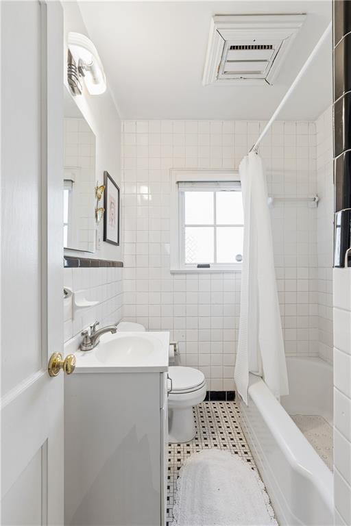 2494 Batavia Street Atlanta, GA 30344 - Photo 33 of 48 a bathroom with a sink toilet and shower