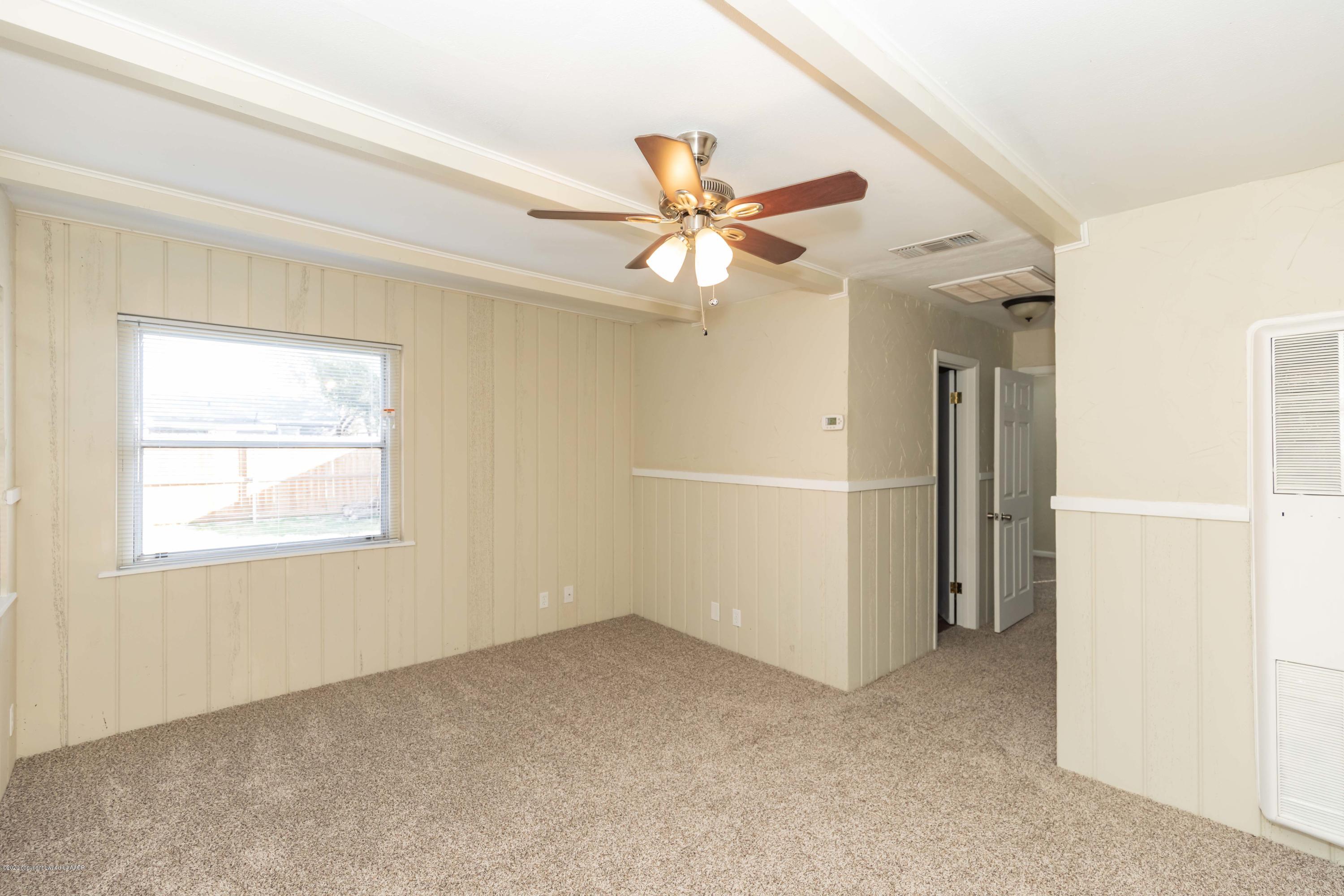 518 Southwest 45th Avenue Amarillo, TX 79110 - Photo 14 of 35 a view of a livingroom with a ceiling fan and window