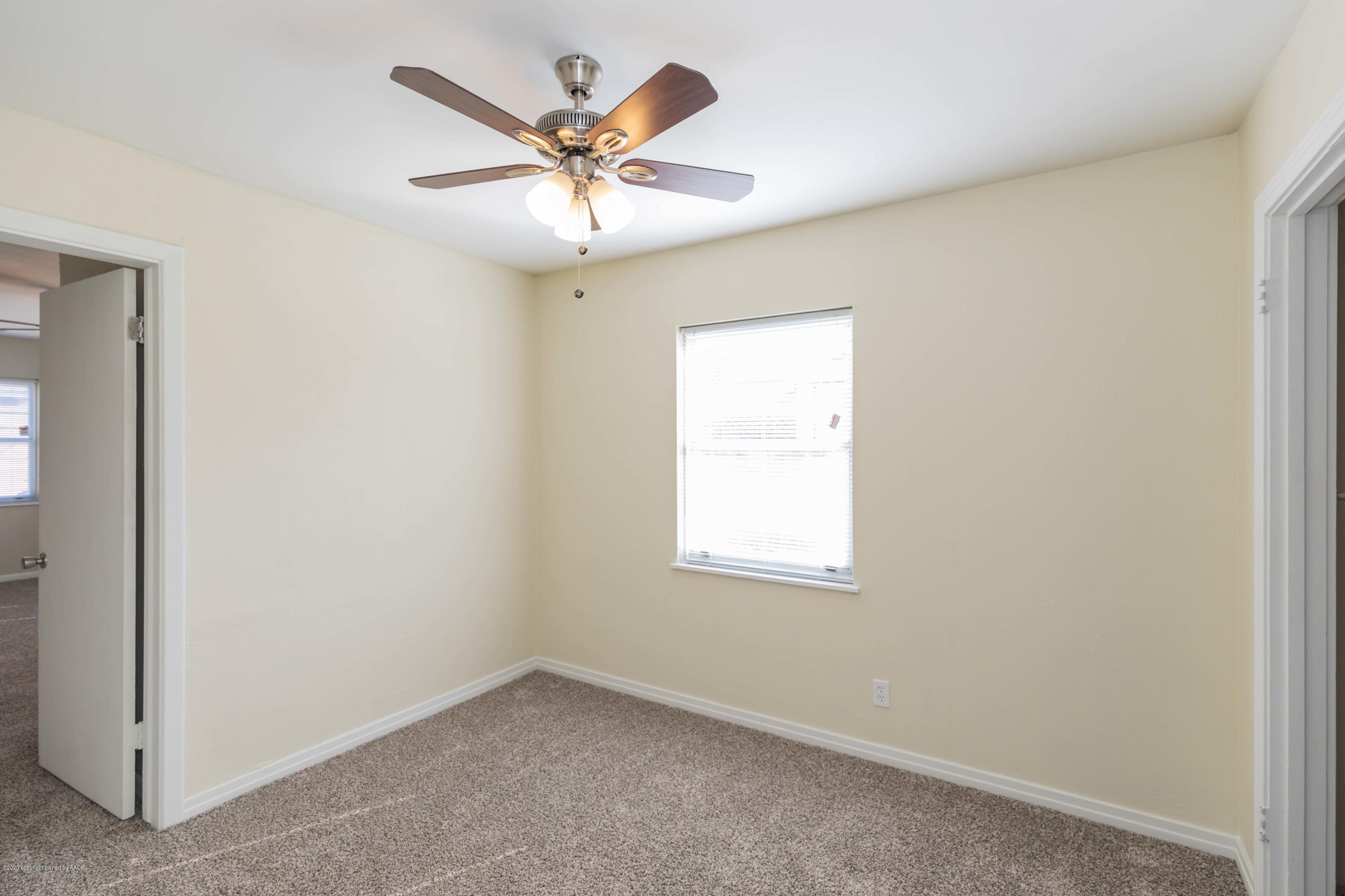 518 Southwest 45th Avenue Amarillo, TX 79110 - Photo 25 of 35 an empty room with window and ceiling fan
