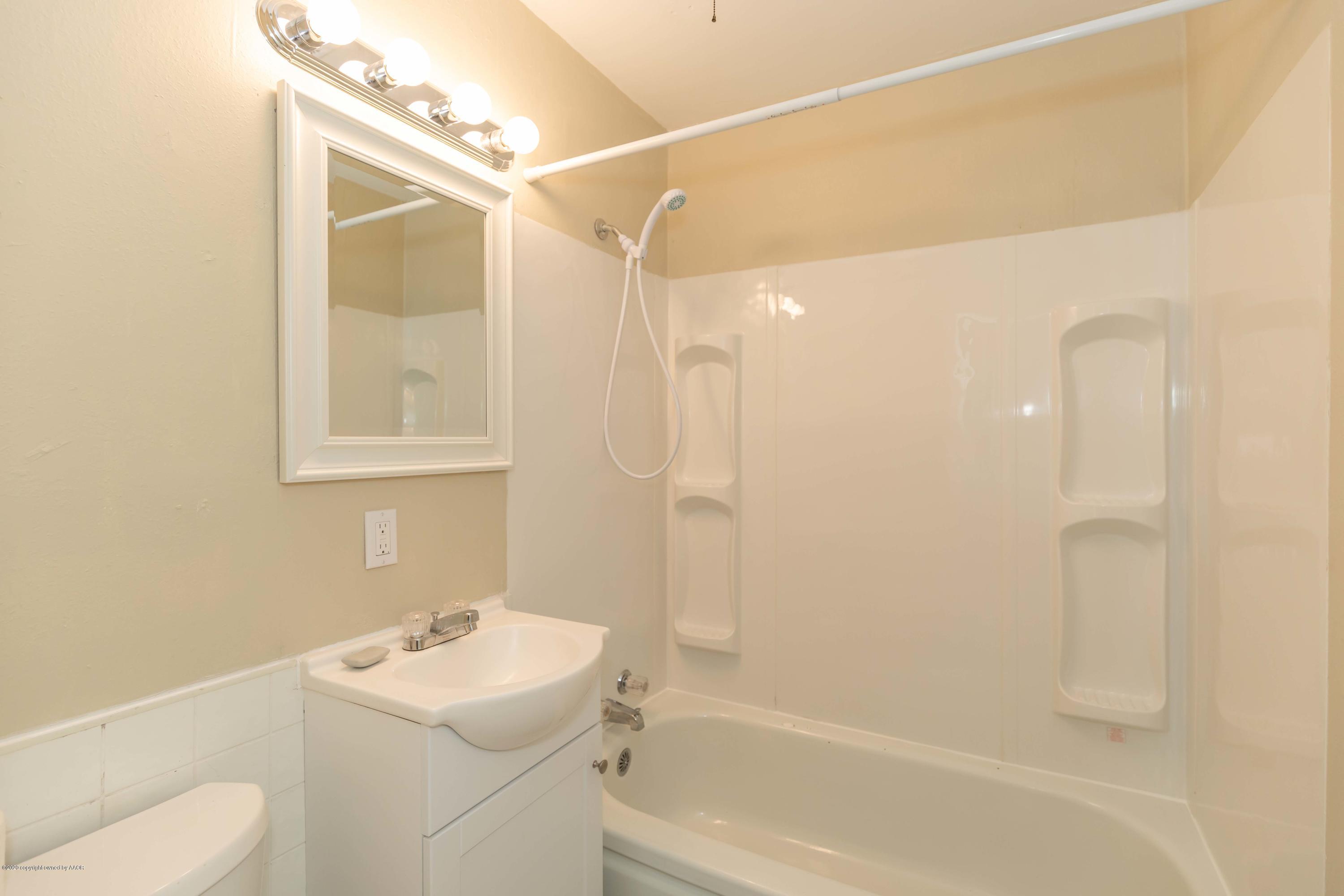 518 Southwest 45th Avenue Amarillo, TX 79110 - Photo 28 of 35 a bathroom with a sink toilet and shower