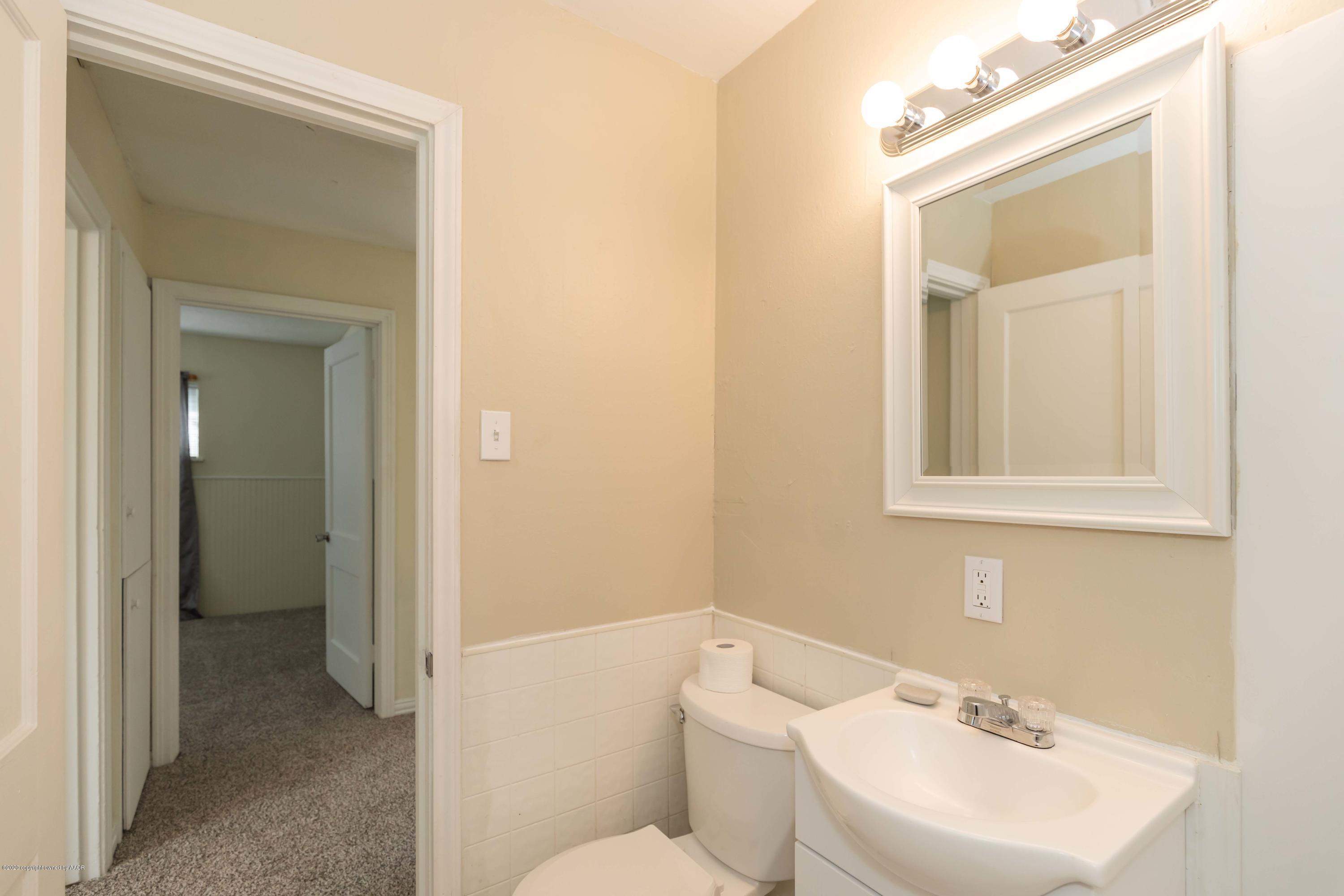 518 Southwest 45th Avenue Amarillo, TX 79110 - Photo 29 of 35 a bathroom with a sink mirror and toilet