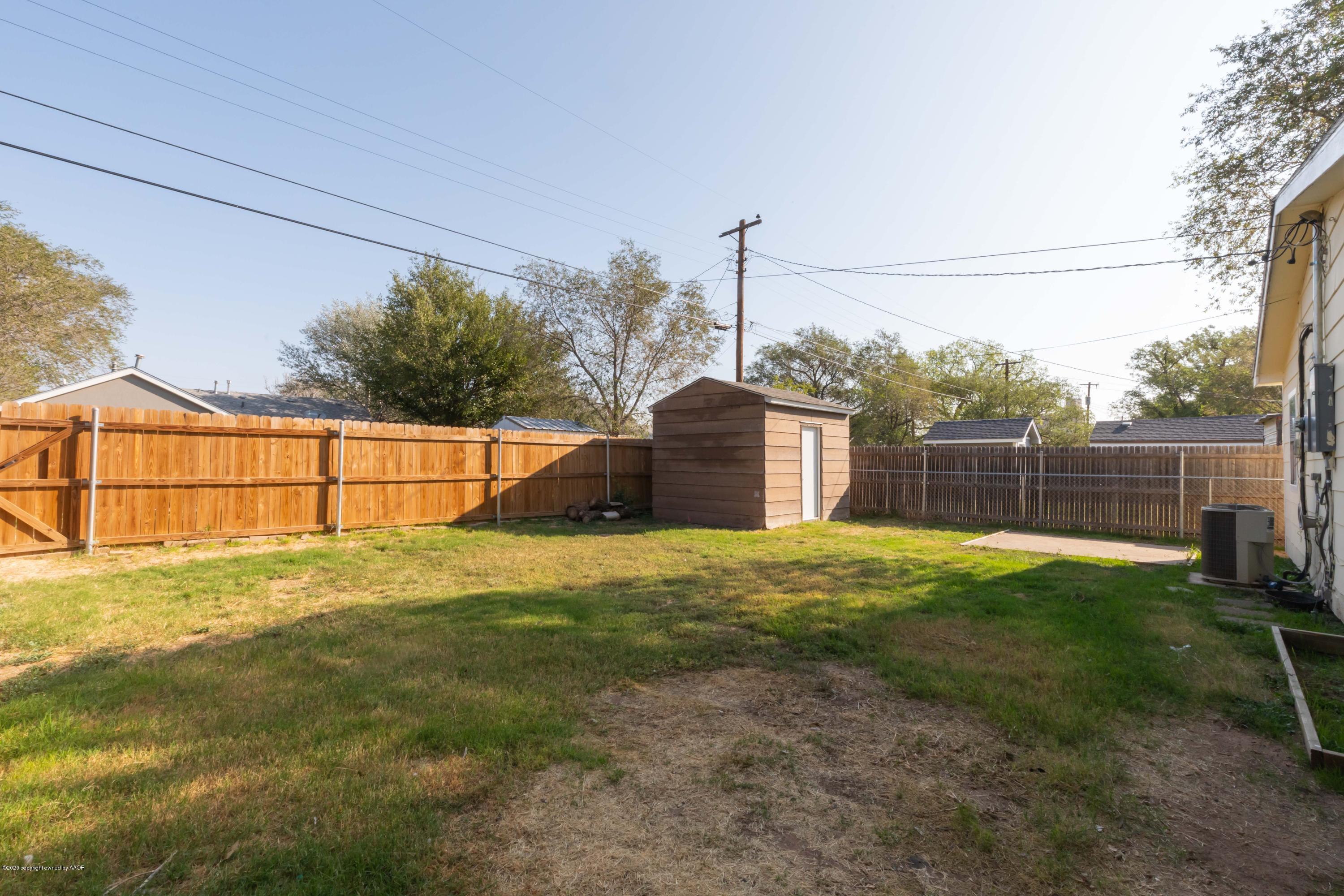 518 Southwest 45th Avenue Amarillo, TX 79110 - Photo 34 of 35 a backyard of a house with lots of green space