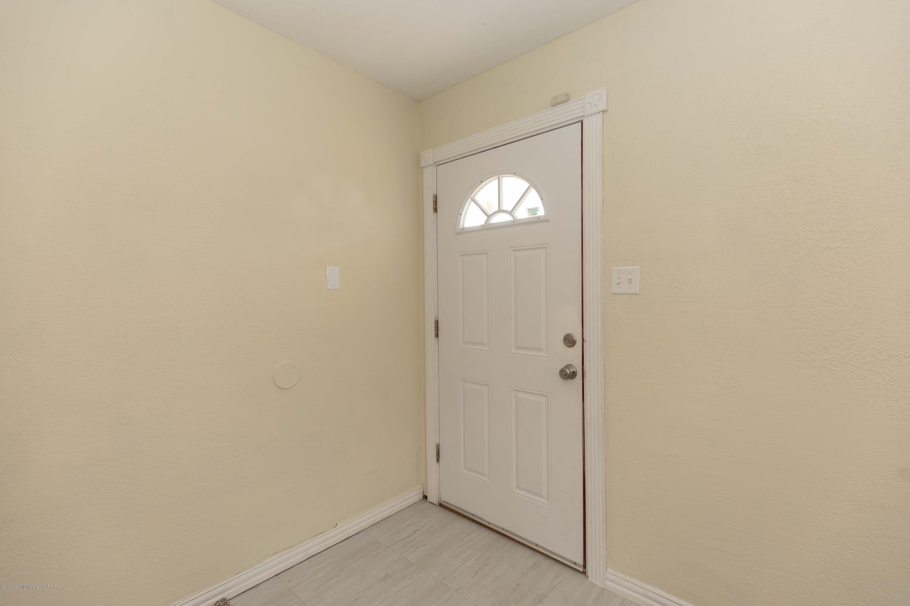 518 Southwest 45th Avenue Amarillo, TX 79110 - Photo 4 of 35 an empty room with windows