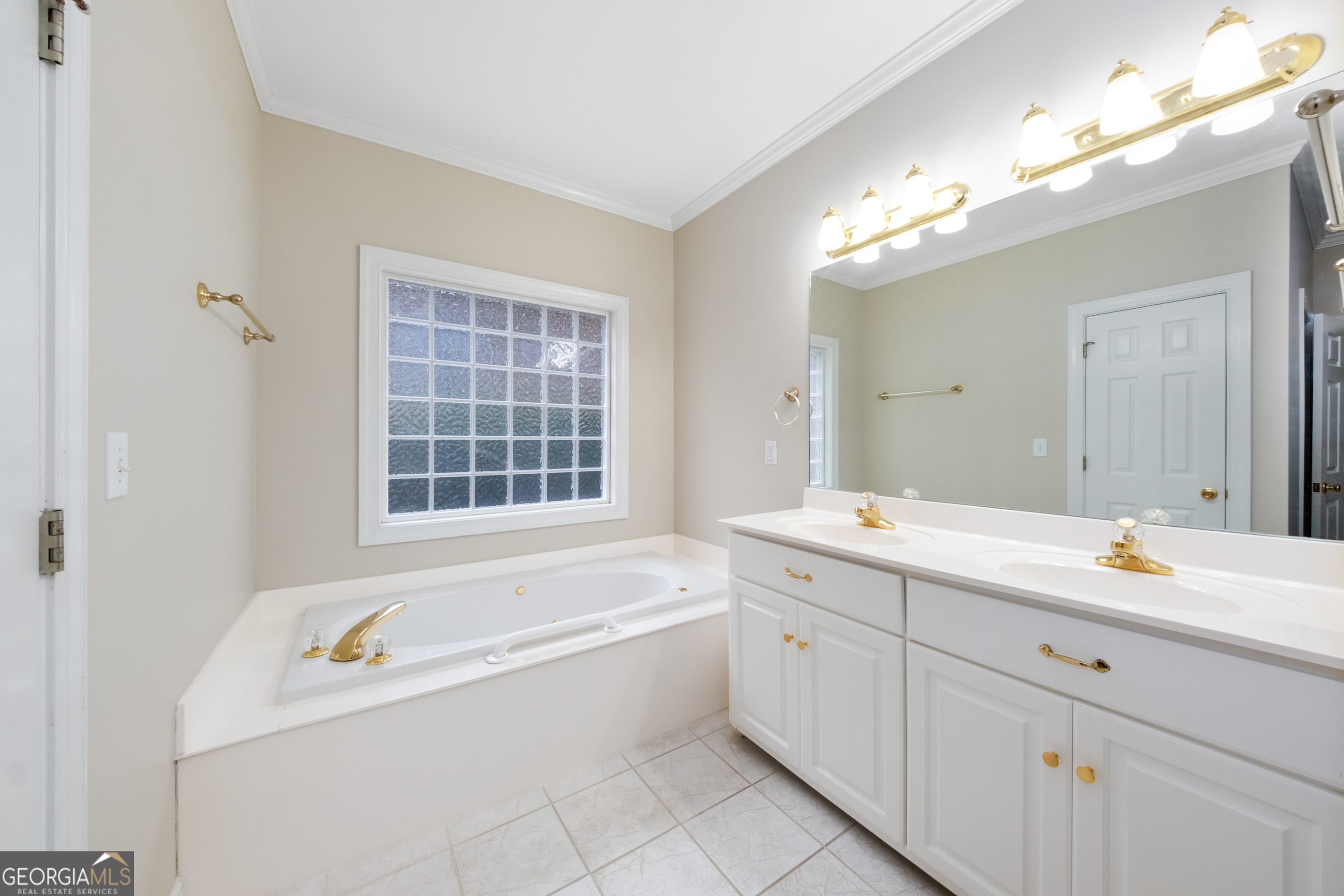 112 Covington Place Macon, GA 31210 - Photo 21 of 34 a spacious bathroom with a tub a sink and mirror