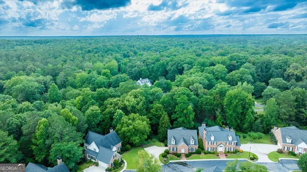 a view of yard with green space