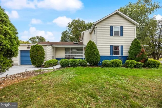 a view of a house with backyard and garden