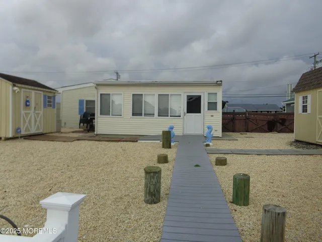 a view of a dinning table and chairs in the patio