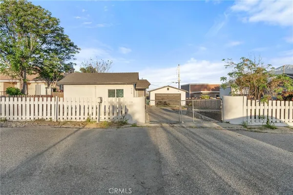 $2,300 | 906 North Allen Street, Banning, CA 92220