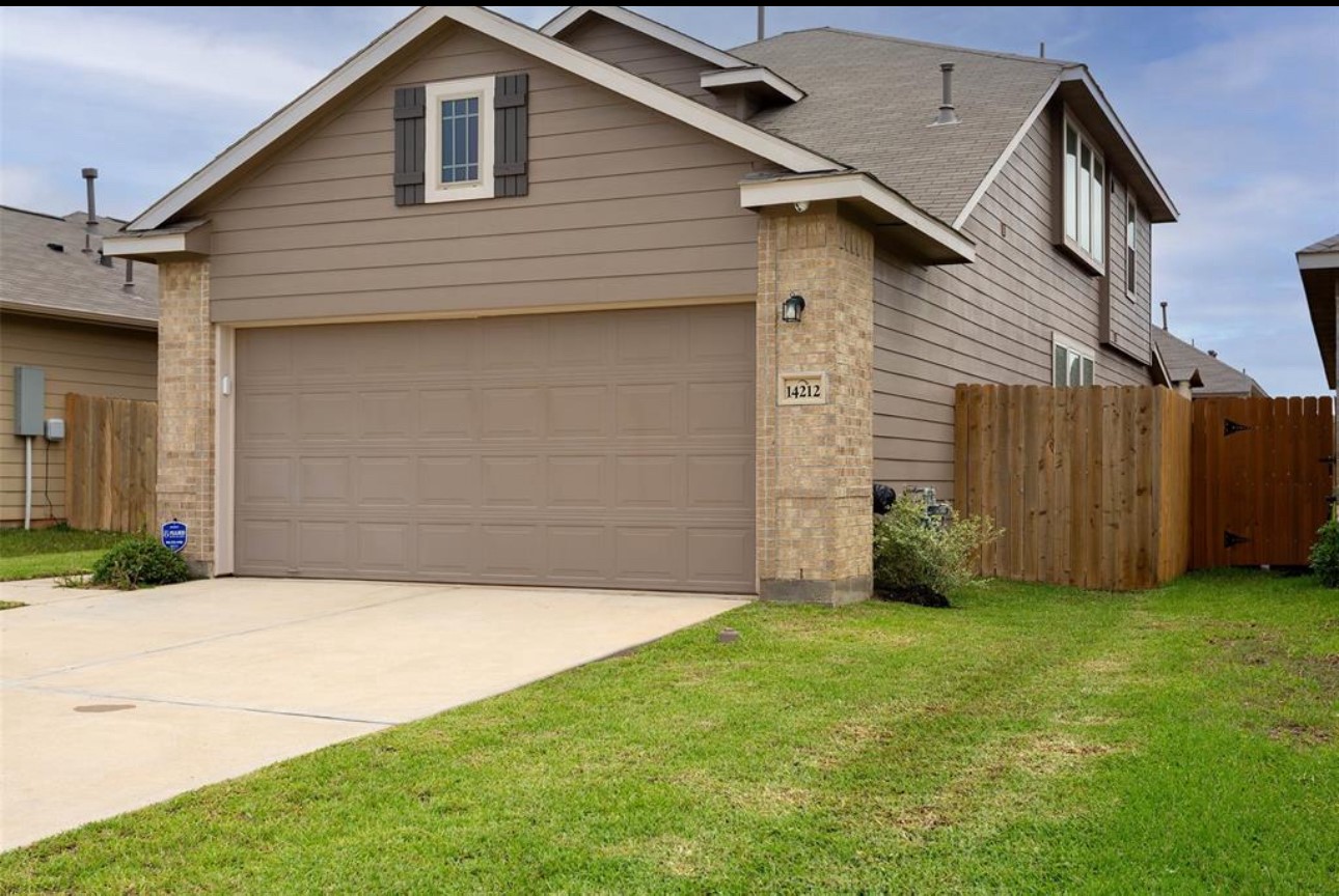 14212 Shasta Ridge Drive Conroe, TX 77303 - Photo 2 of 21 a backyard of a house