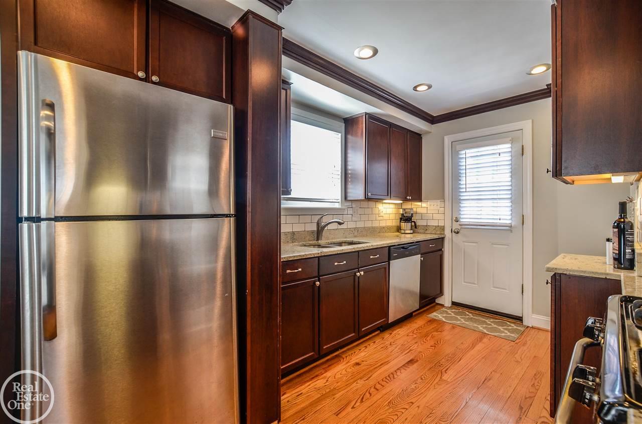 1753 Hampton Road Grosse Pointe Woods, MI 48236 - Photo 12 of 29