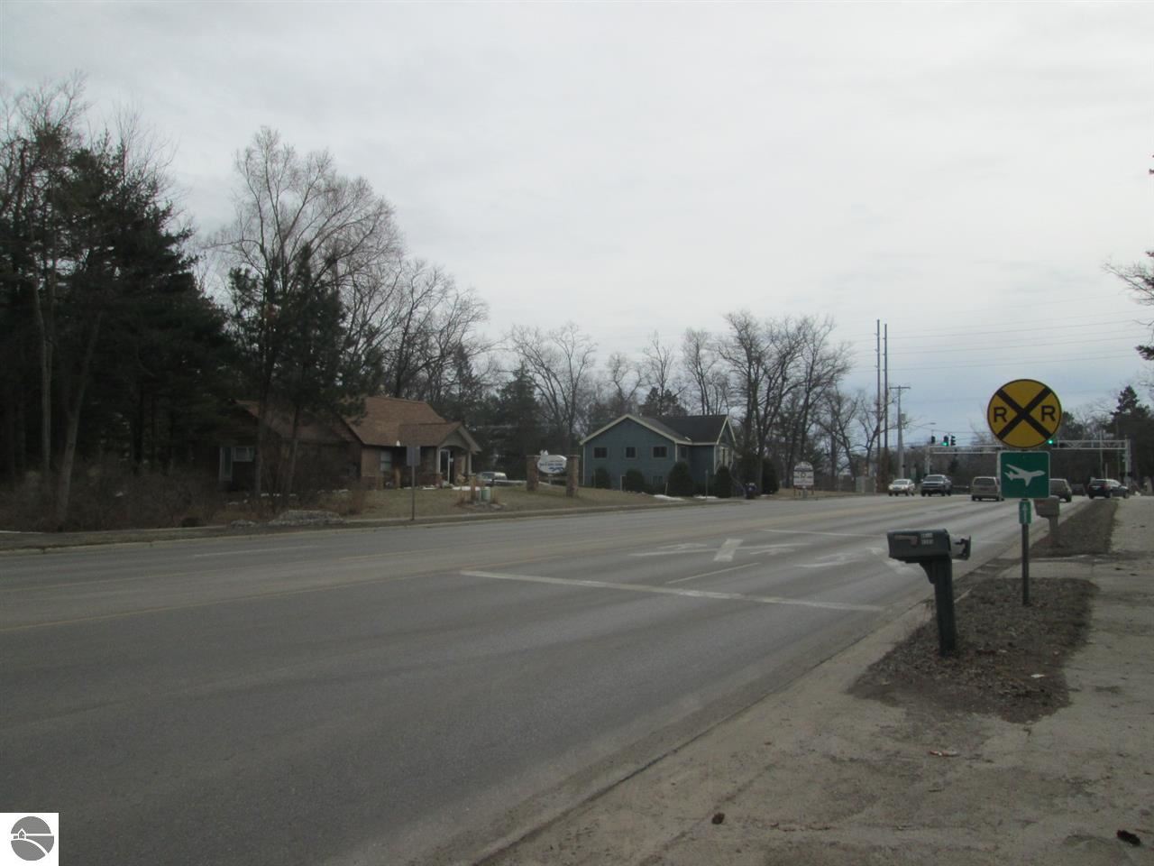 4279 North Three Mile Road Traverse City, MI 49686 - Photo 11 of 23 1796136-10.JPG