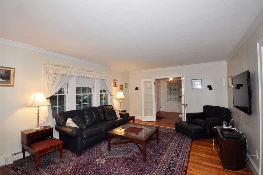 33 Edgehill Road Arlington, MA 02474 - Photo 4 of 30