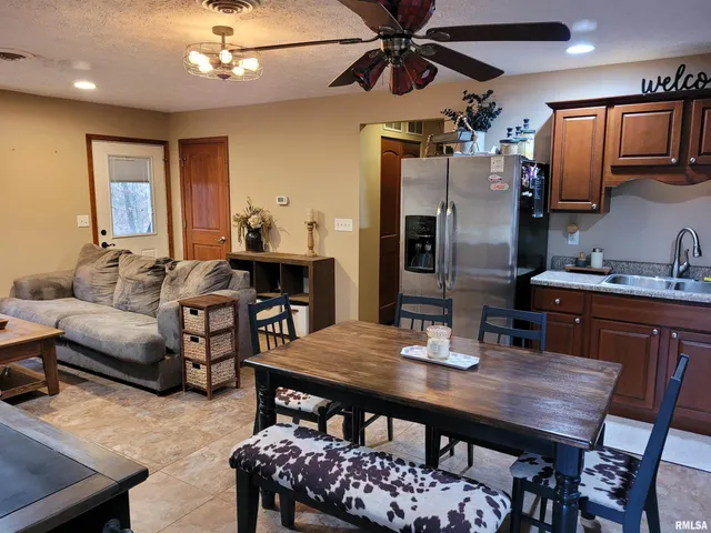 $300,000 | 19650 North Pisque Lane, Woodlawn, IL 62898