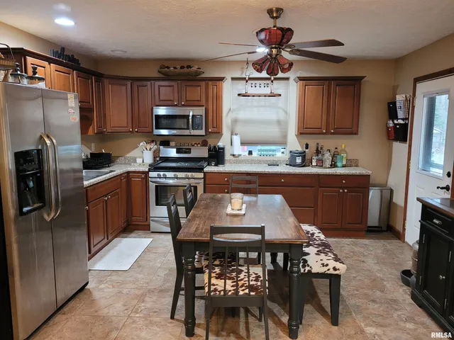 $300,000 | 19650 North Pisque Lane, Woodlawn, IL 62898