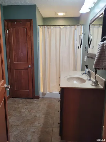 $300,000 | 19650 North Pisque Lane, Woodlawn, IL 62898