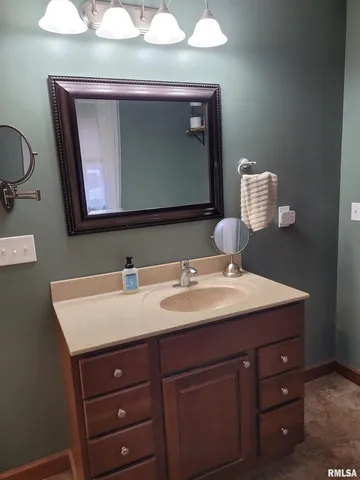 $300,000 | 19650 North Pisque Lane, Woodlawn, IL 62898