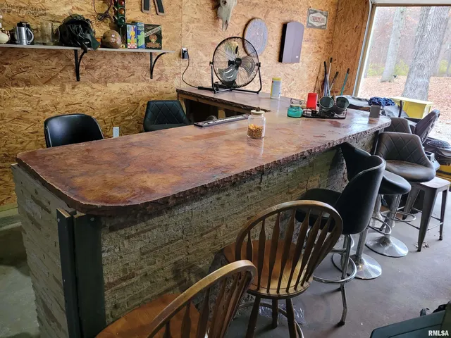 $300,000 | 19650 North Pisque Lane, Woodlawn, IL 62898