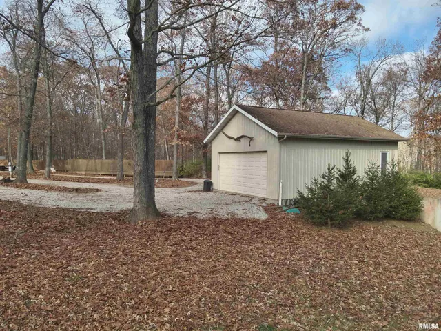 $300,000 | 19650 North Pisque Lane, Woodlawn, IL 62898