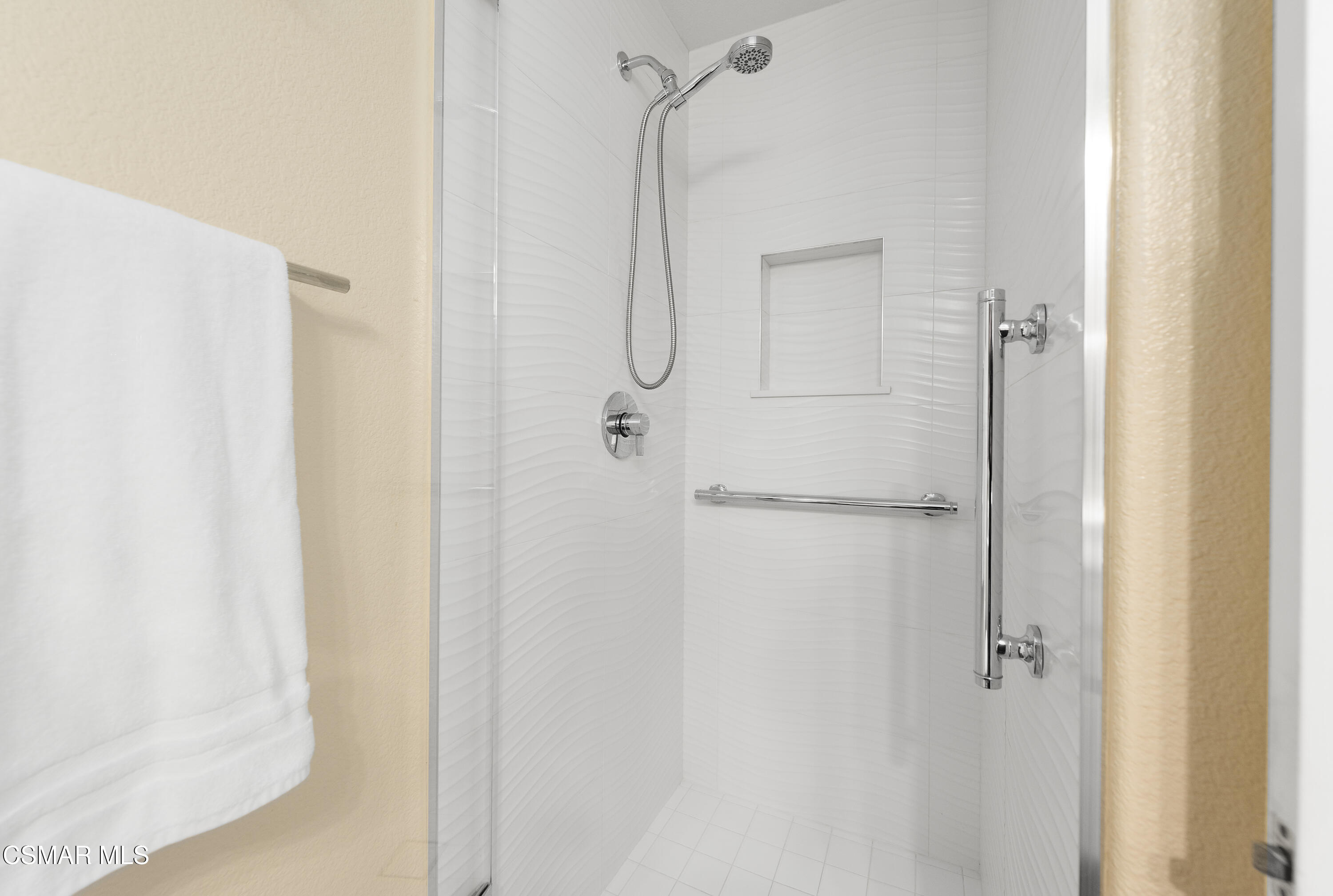 295 Cliffwood Drive Simi Valley, CA 93065 - Photo 22 of 49 a bathroom with a glass shower door
