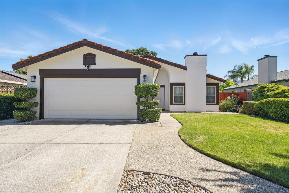 1180 Peterson Drive Gilroy, CA 95020 - Photo 4 of 45 a front view of a house with a yard and garage