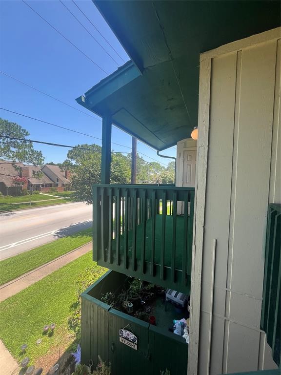 1516 Bay Area Boulevard, Unit 14 Houston, TX 77058 - Photo 6 of 19 a view of backyard with tub and outdoor space