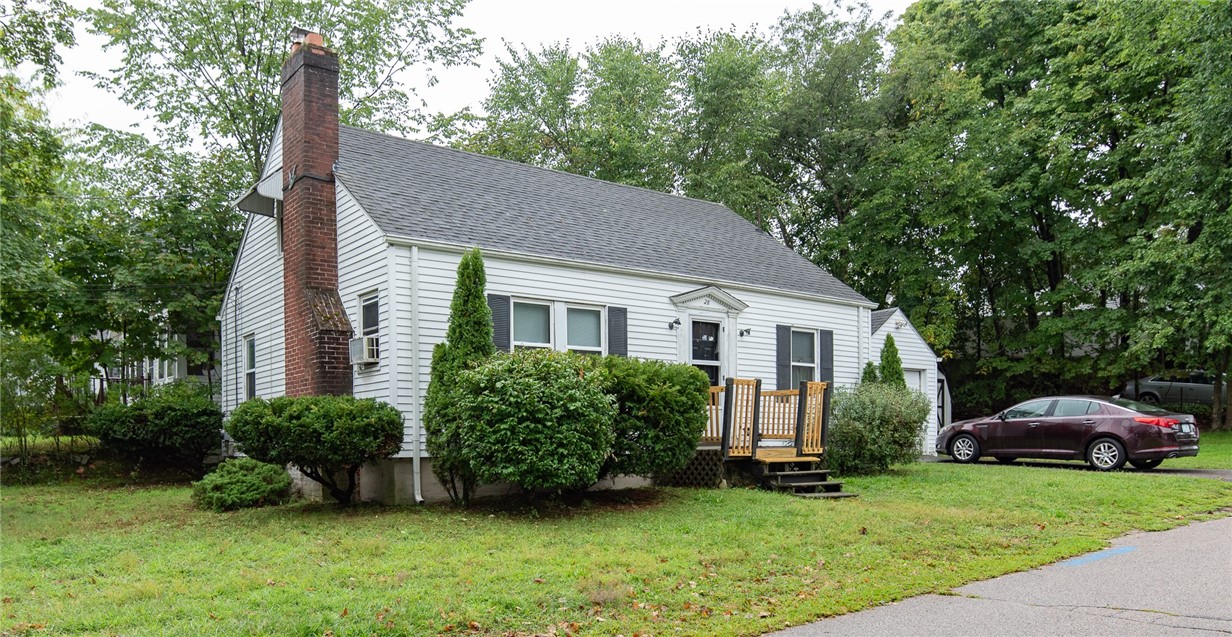 28 Hayward Road Warwick, RI 02888 - Photo 3 of 27 Side yard