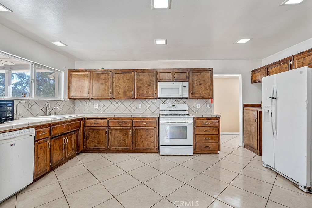 1700 Desert Front Road Pinon Hills, CA 92372 - Photo 12 of 42