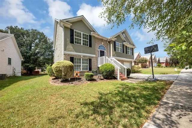 a view of a house with a yard