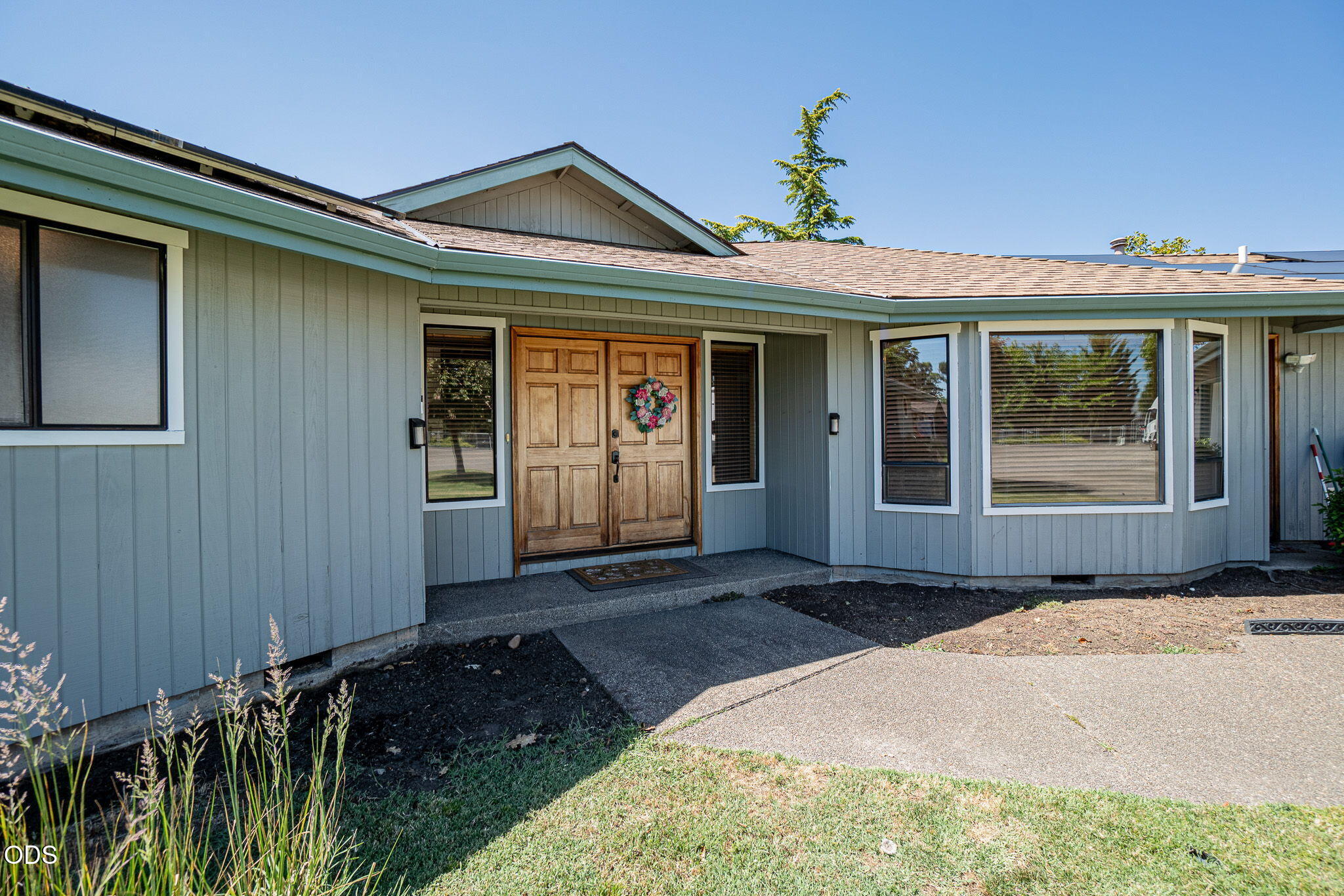 5247 Dobrot Way Central Point, OR 97502 - Photo 2 of 34