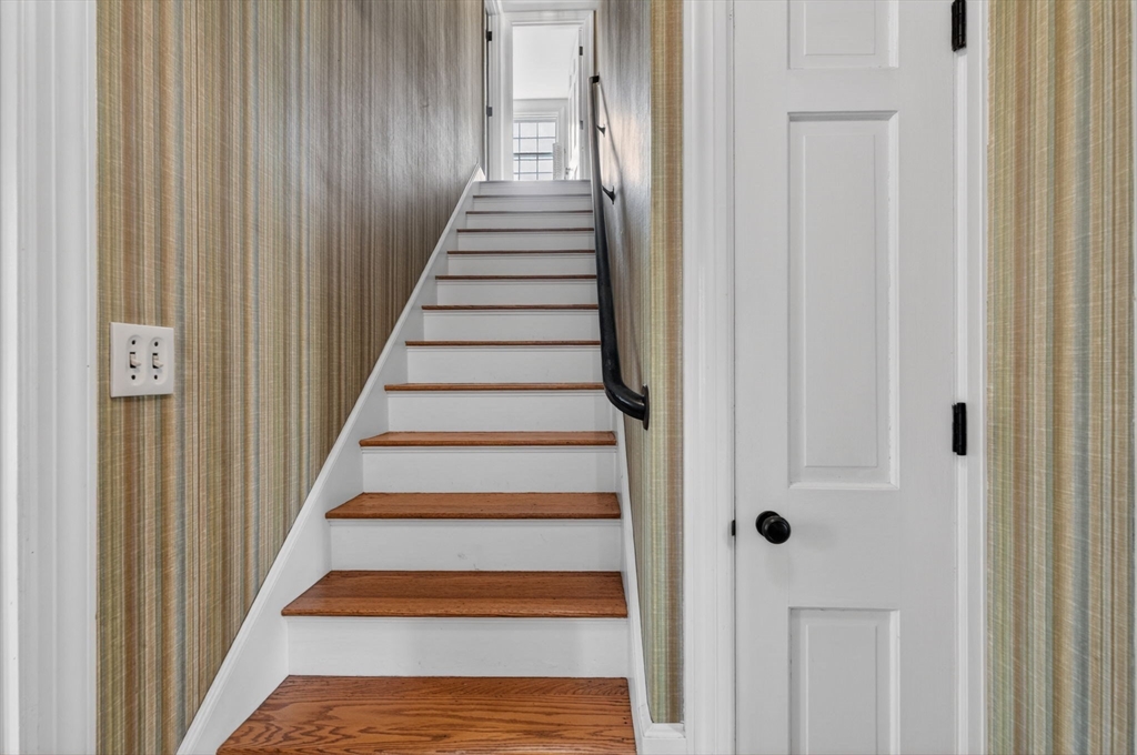 9 Stratford Road Andover, MA 01810 - Photo 4 of 35