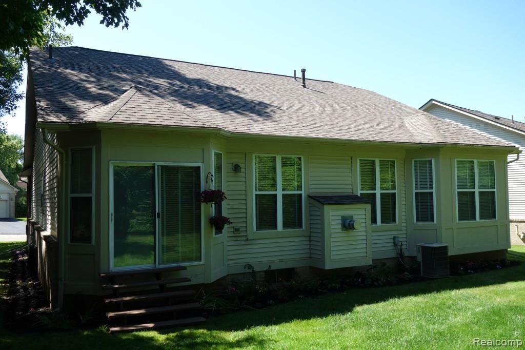 5423 Simpson Lake Road West Bloomfield, MI 48323 - Photo 17 of 27 DSC00563.jpg
