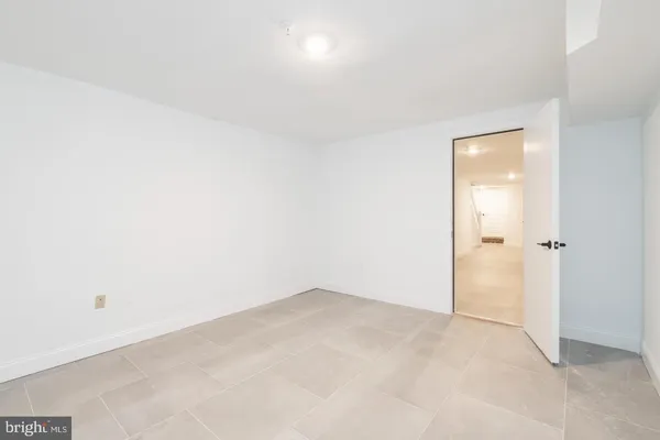 an empty room with an empty room