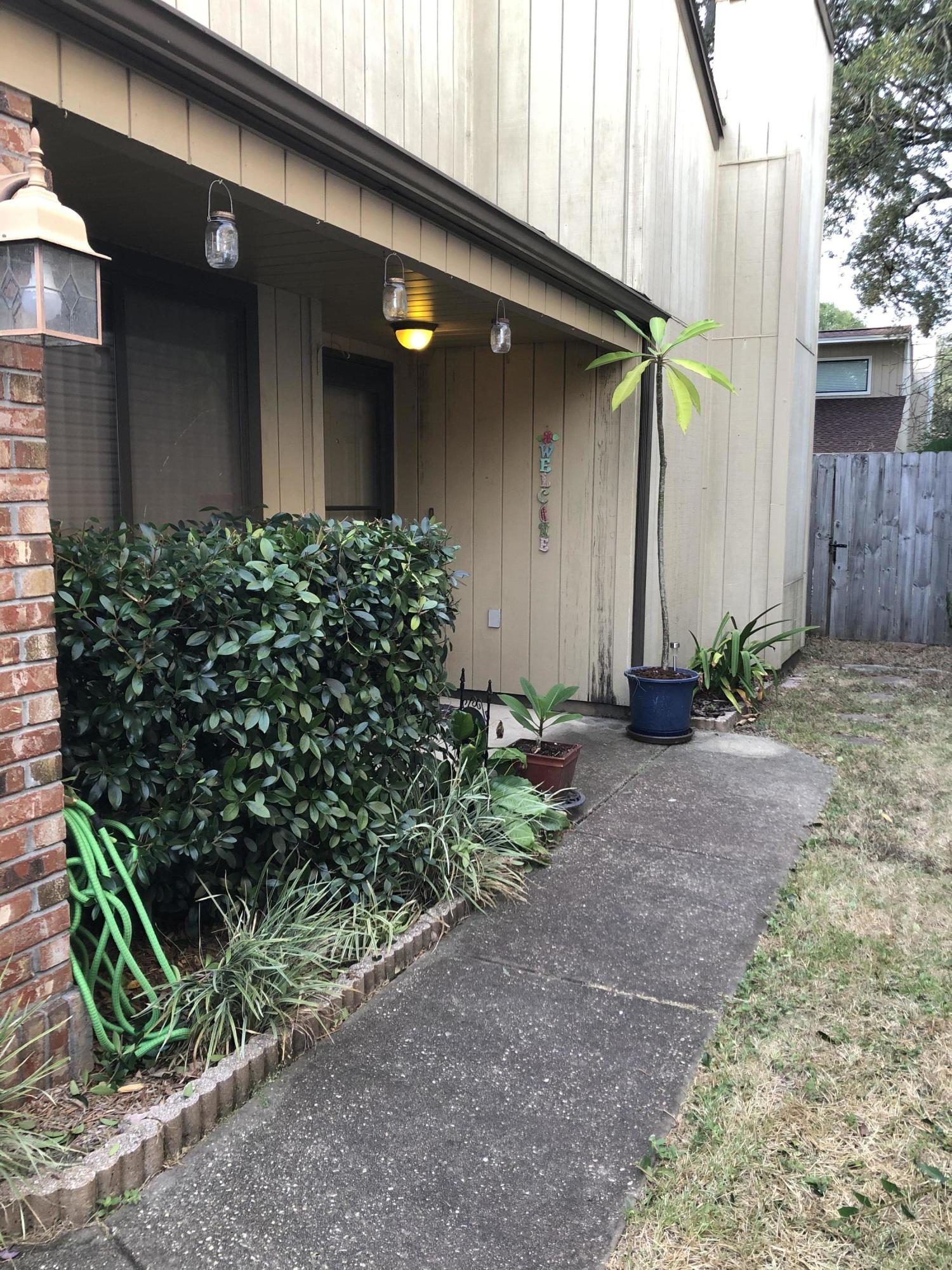 206 Cedar Ridge Way Niceville, FL 32578 - Photo 4 of 12 a front view of a house with garden