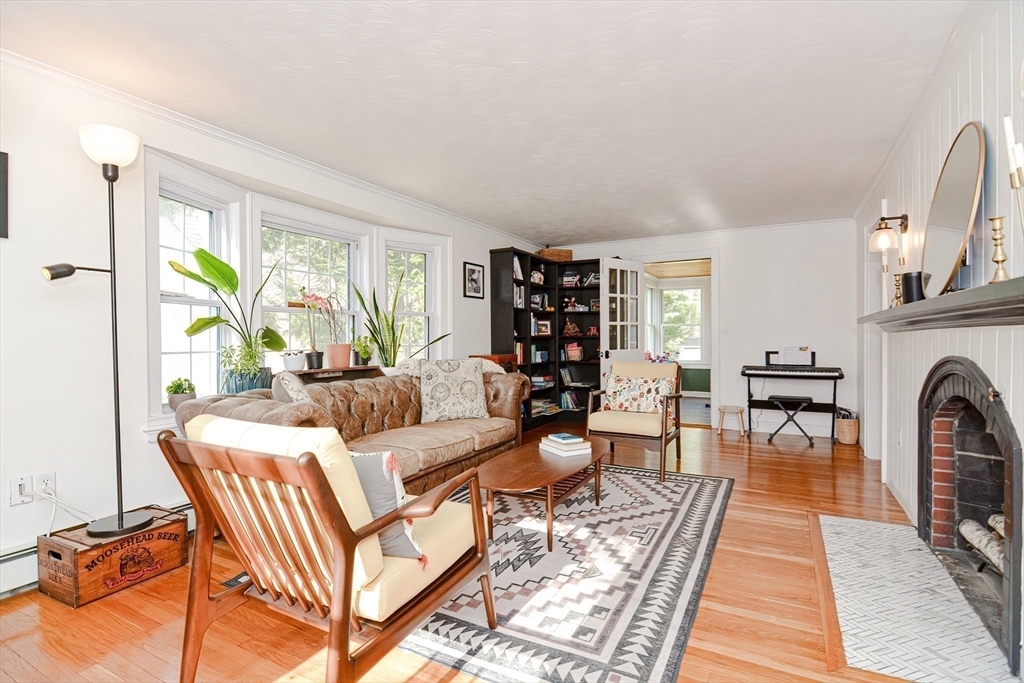 42 Hutchinson Road Walpole, MA 02081 - Photo 5 of 29 Gallery Image 5