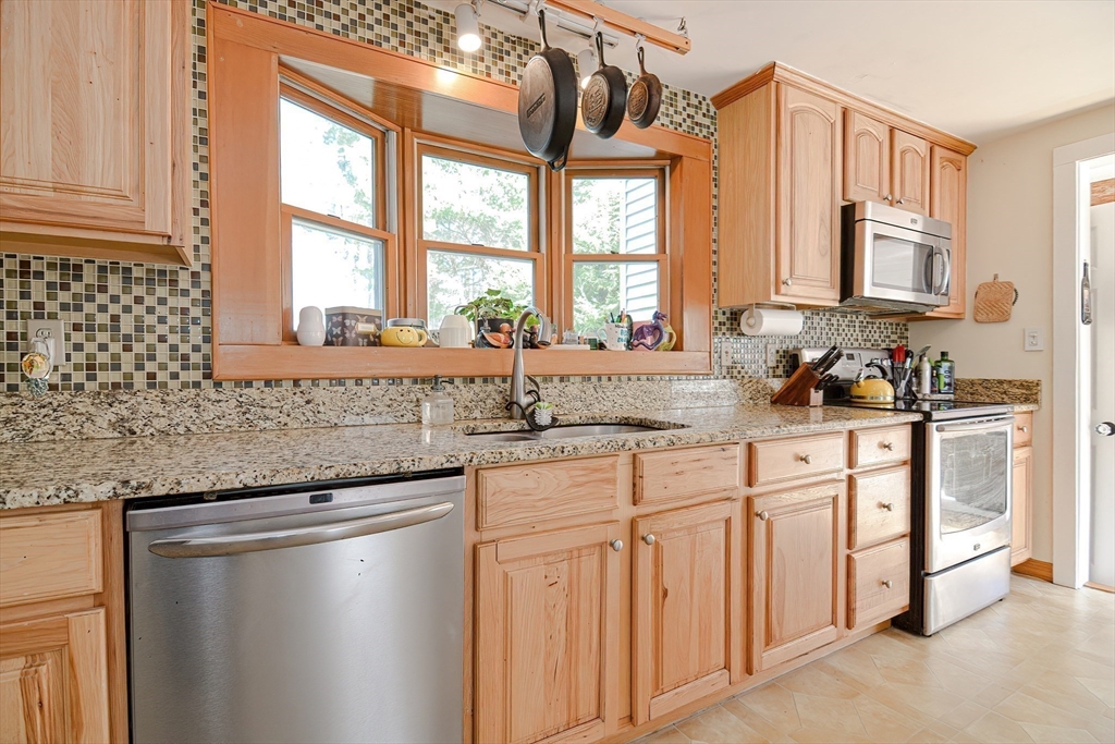 42 Hutchinson Road Walpole, MA 02081 - Photo 8 of 29 Gallery Image 8