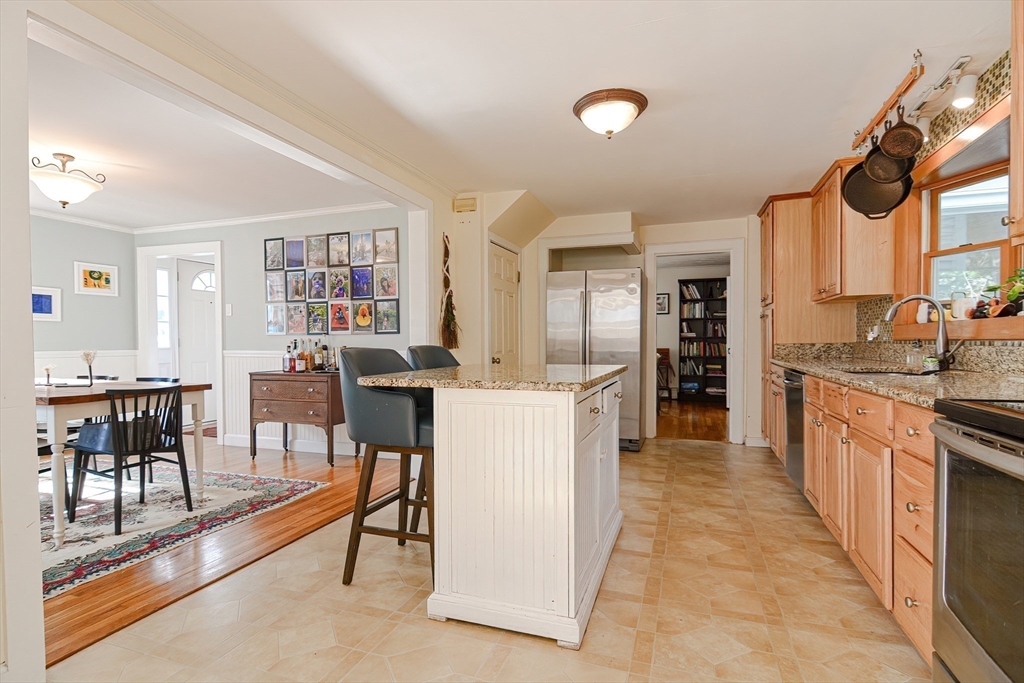 42 Hutchinson Road Walpole, MA 02081 - Photo 9 of 29 Gallery Image 9