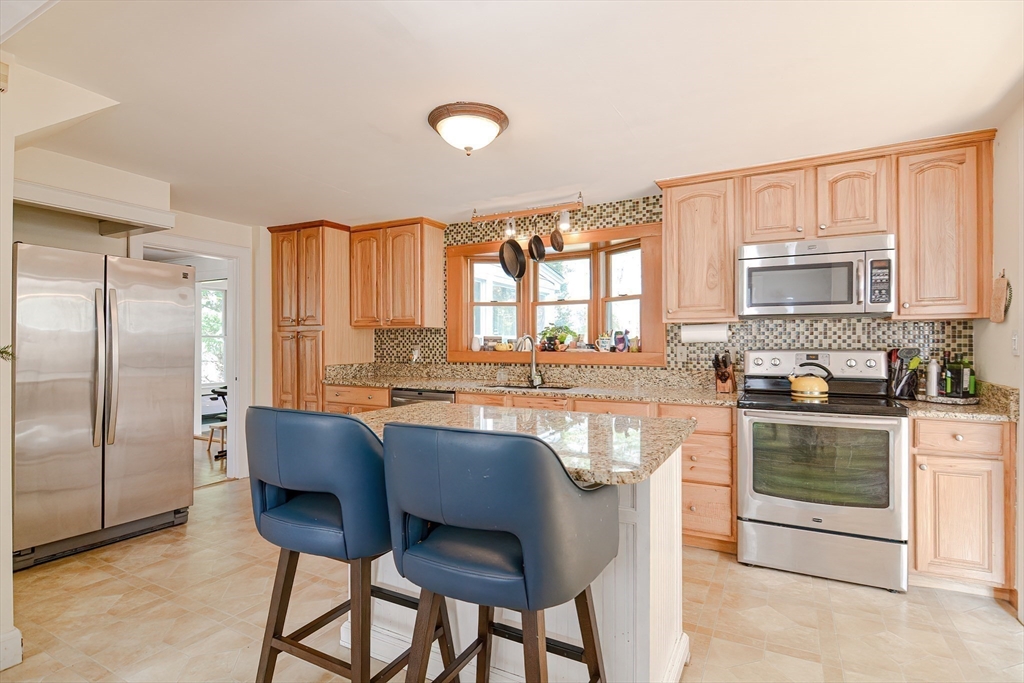 42 Hutchinson Road Walpole, MA 02081 - Photo 10 of 29 Gallery Image 10