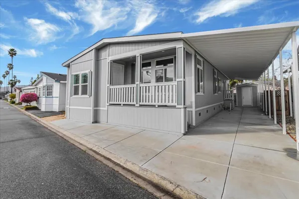 a view of entryway of the house
