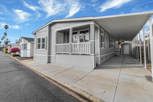 a view of entryway of the house