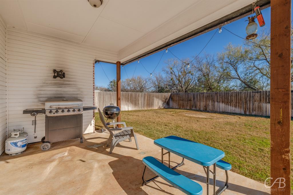 625 Jarrell Court Tuscola, TX 79562 - Photo 27 of 32 a room with furniture and a rug