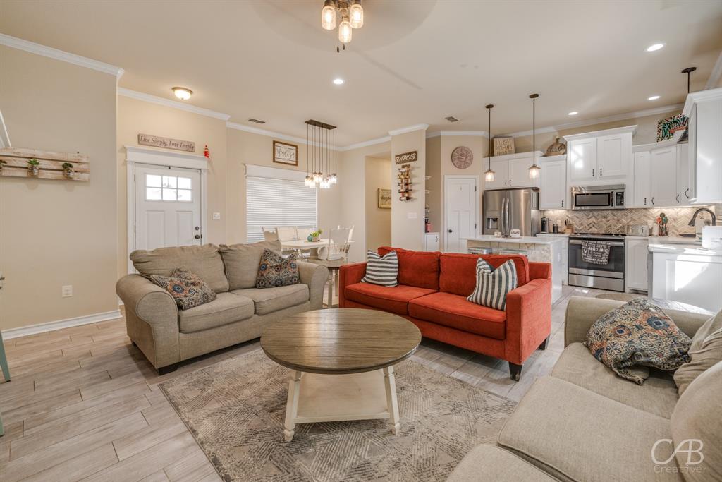 625 Jarrell Court Tuscola, TX 79562 - Photo 7 of 32 a living room with furniture kitchen and a chandelier
