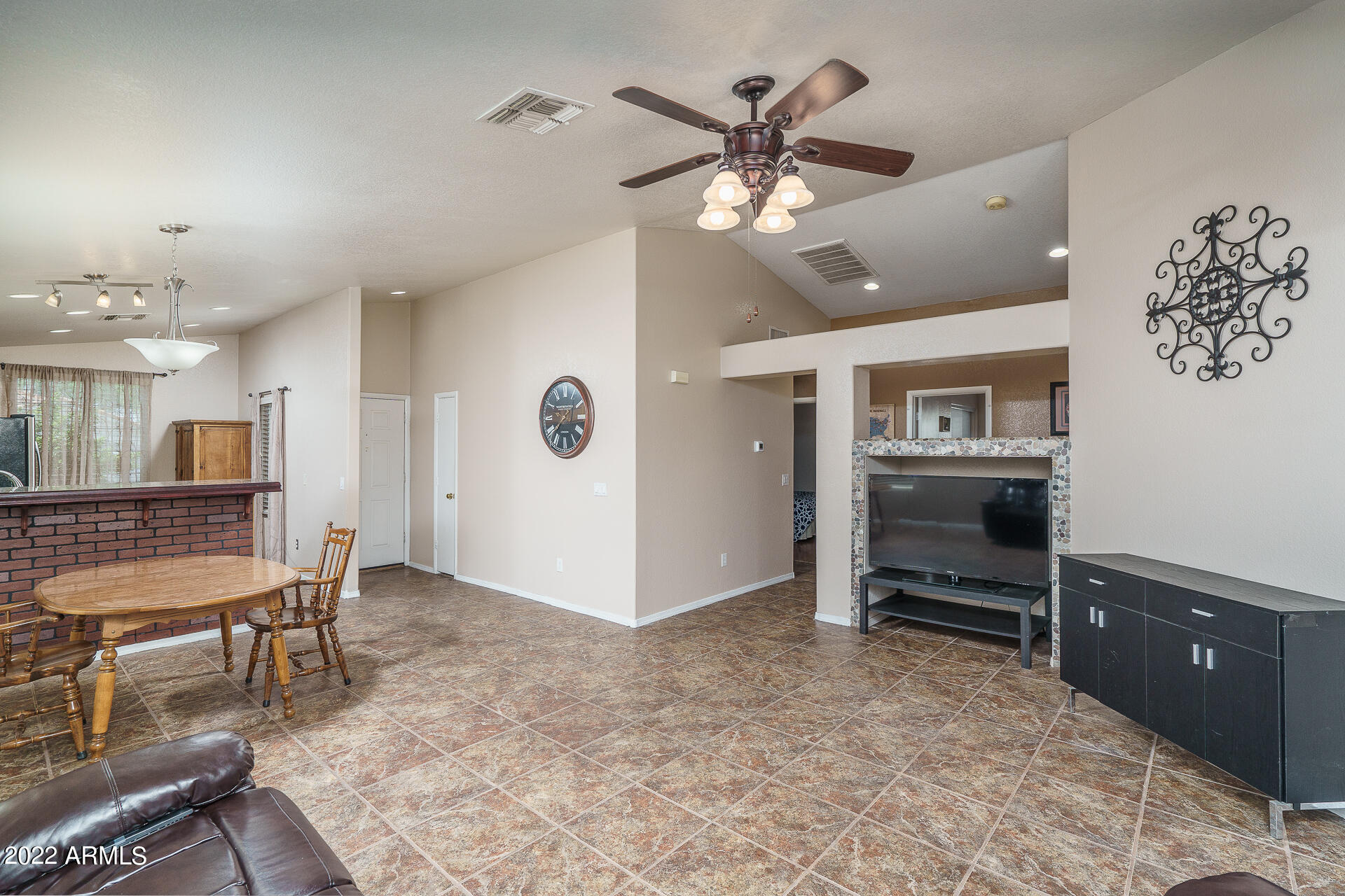 4130 West Bloomfield Road Phoenix, AZ 85029 - Photo 5 of 22 5) GREAT ROOM