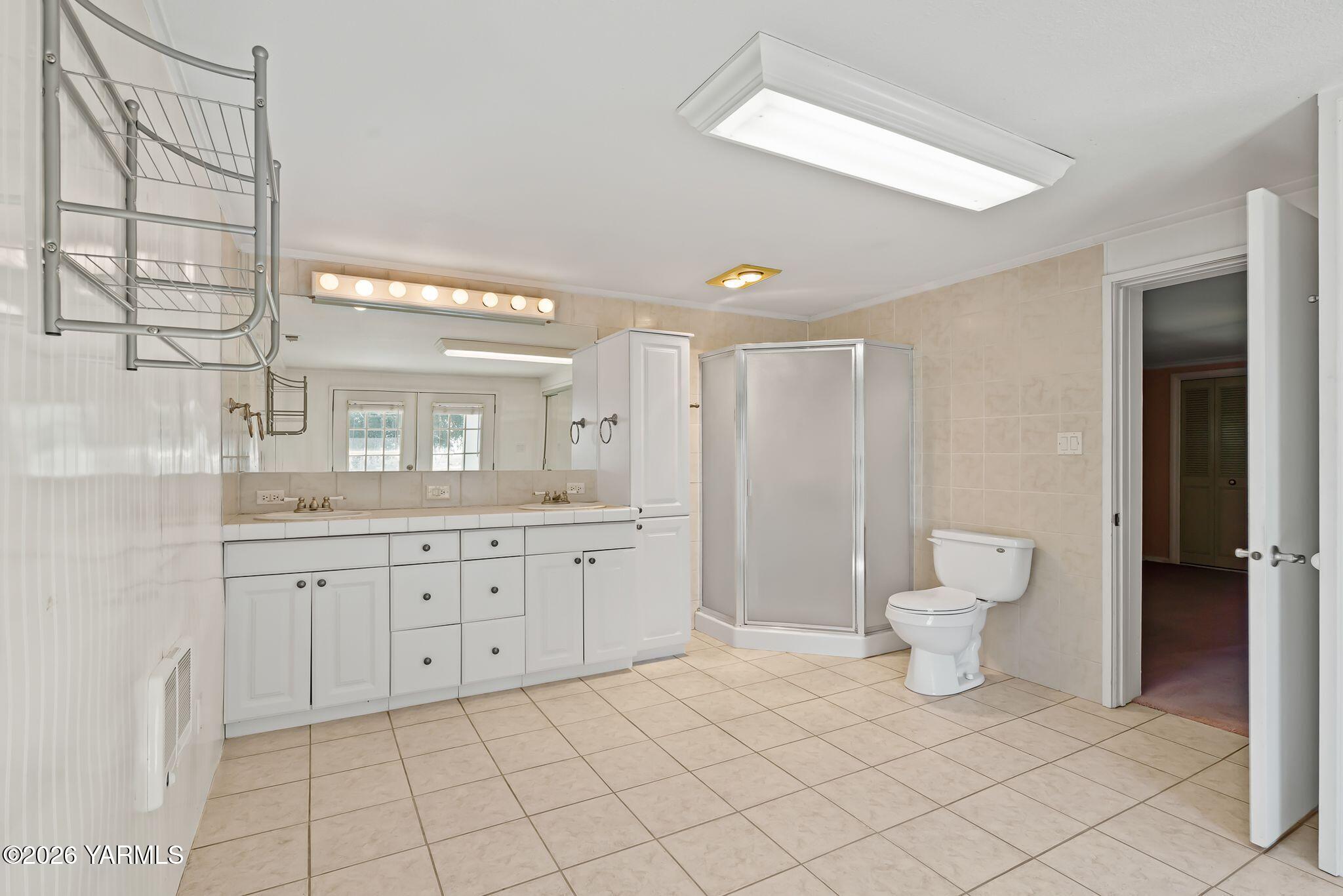 3690 Konnowac Pass Road Wapato, WA 98951 - Photo 16 of 39 En Suite