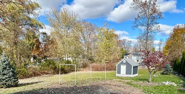 a view of a backyard