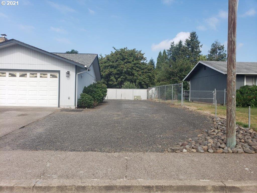 5316 B Street Springfield, OR 97478 - Photo 3 of 32