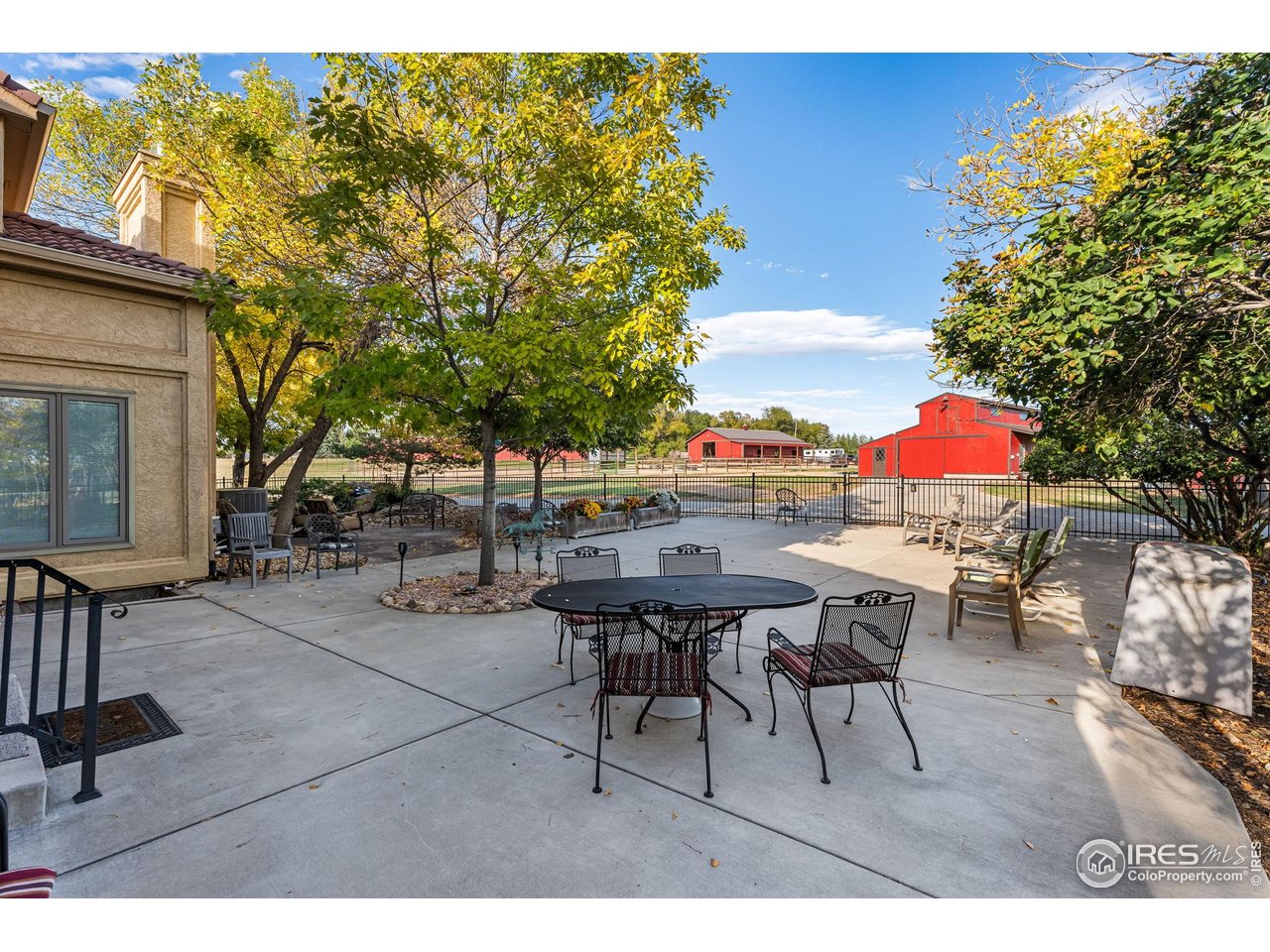 12625 Vermillion Road Longmont, CO 80504 - Photo 40 of 50 a view of a tables and chairs in patio