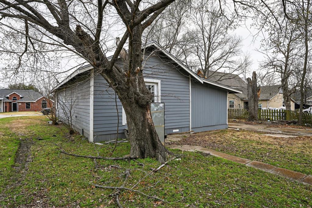 205 South Mable Street Ferris, TX 75125 - Photo 29 of 31 a view of a backyard of the house