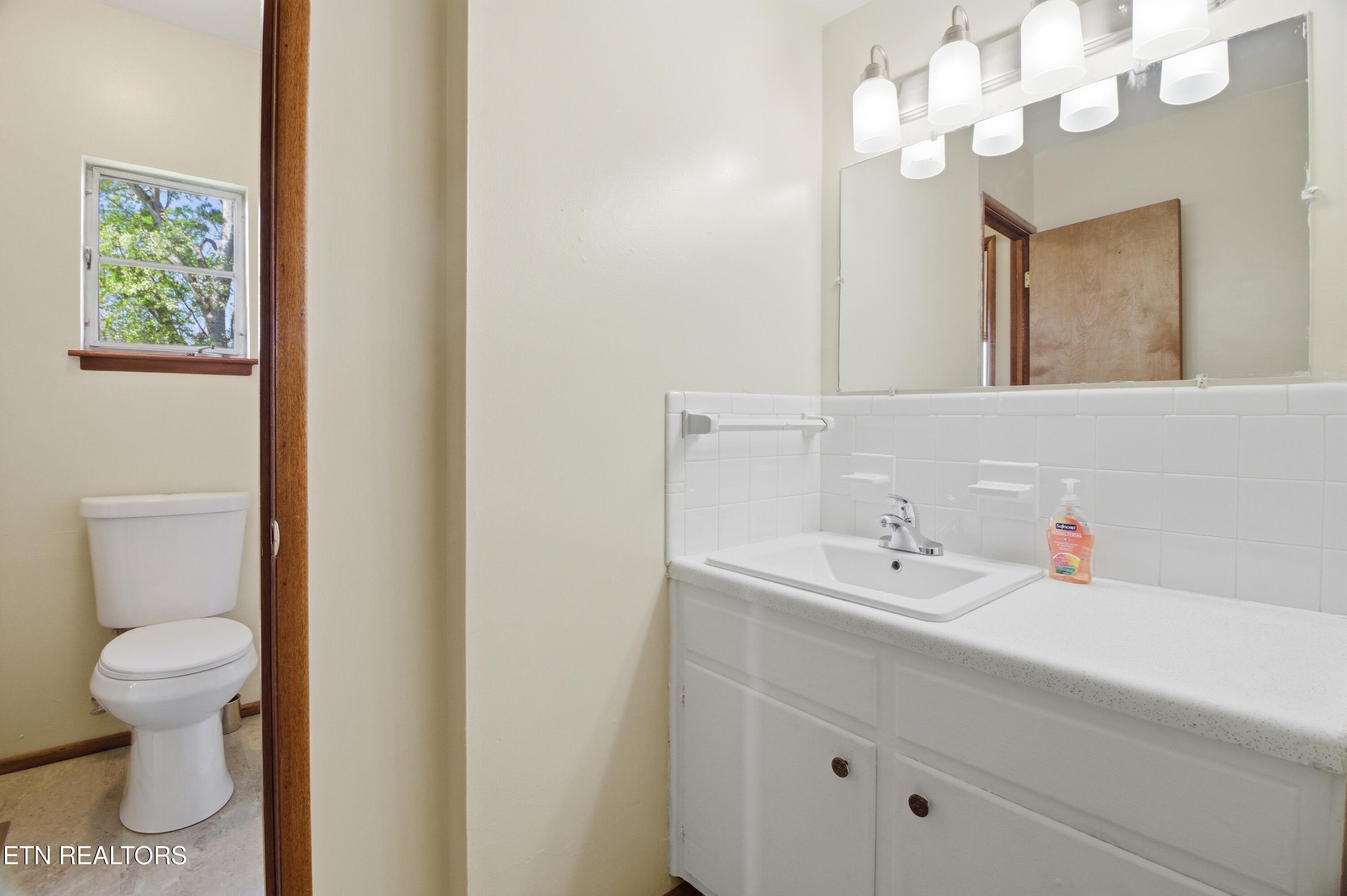 3216 Lineback Road Northwest Knoxville, TN 37921 - Photo 16 of 43 Master/Hall Bath